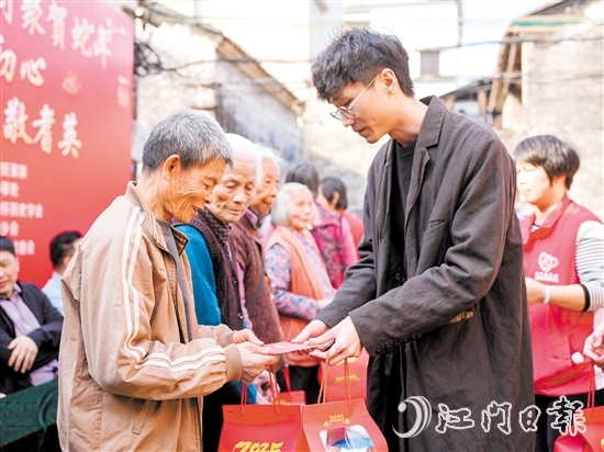 禮樂鄉(xiāng)親接收慰問金以及禮物。