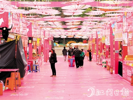 江南文化廣場(chǎng)的迎春花市充滿了濃濃的中國(guó)風(fēng)元素。劉瓊