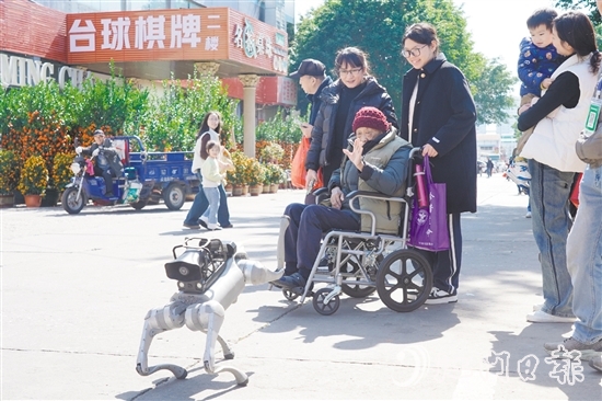 電子警犬與市民友好互動(dòng)。