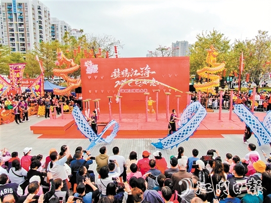 春節(jié)假期，市民游客在看舞龍表演，大飽眼福。