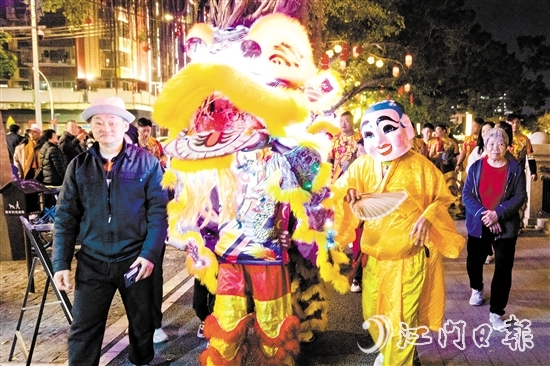 夜光獅巡游。