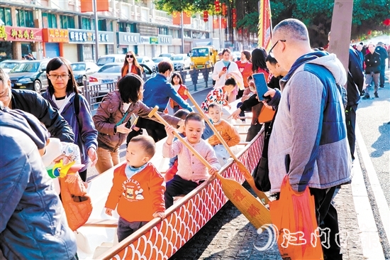 禮樂龍舟劃進(jìn)“非遺版”春節(jié)，吸引眾多市民圍觀體驗。