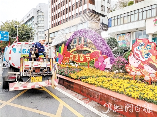 環(huán)衛(wèi)工人用心澆灌植物，擦亮城市容顏。