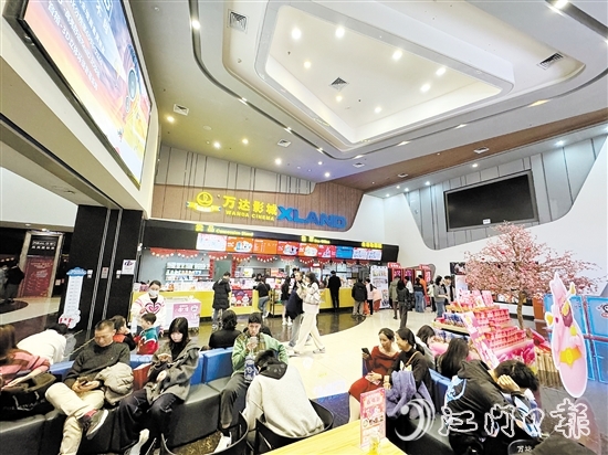 大年初二，江門萬達影城迎來許多觀影的市民。