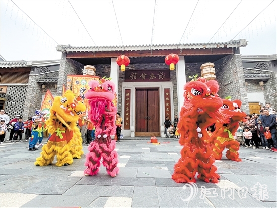 在江門古勞水鄉(xiāng)旅游區(qū)，來自沙坪二小的可愛“小醒獅”為市民游客帶來精彩表演。
