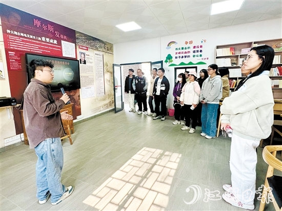 學(xué)子走訪省“百千萬(wàn)工程”典型村和企業(yè)，了解家鄉(xiāng)發(fā)展情況。