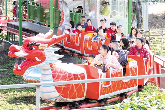 在位于江海區(qū)的江門長廊生態(tài)園，市民游客坐上小火車，享受闔家歡樂時光。