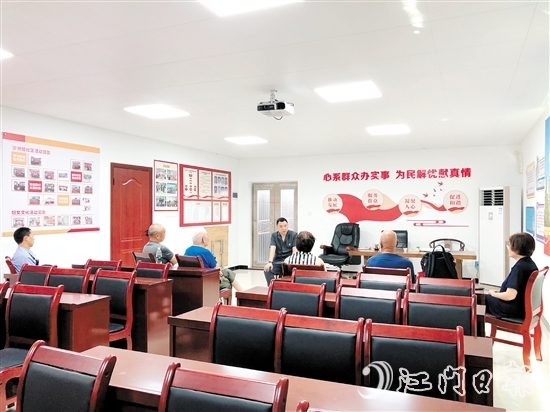 在“家庭調(diào)和會(huì)”上，羅雪峰耐心傾聽雙方的訴求。