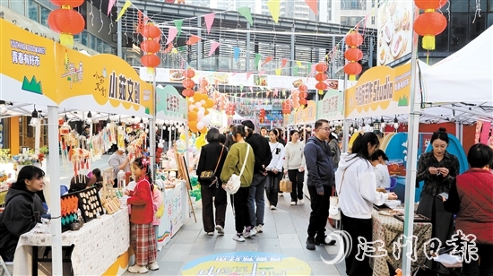 “青年集市”上，青春洋溢、人來人往。