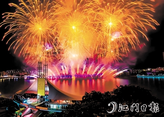 1月29日（農(nóng)歷大年初一）晚上，“嘉士利”2025年春節(jié)煙花飛碟航空器匯演在三埠街道潭江河道（世紀(jì)之舟前）精彩綻放。