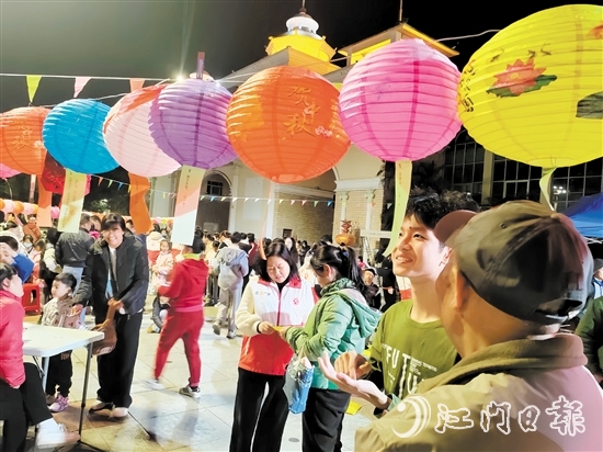 市民在猜燈謎中感受傳統(tǒng)文化魅力。