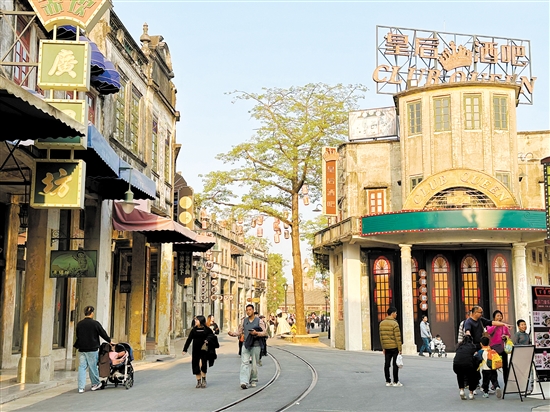 在赤坎華僑古鎮(zhèn)，游客可以漫步游覽觀賞600多座騎樓建筑。