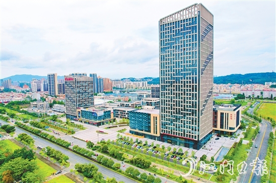 作為全市唯一的國家高新區(qū)，江海區(qū)要勇當(dāng)全市制造業(yè)高質(zhì)量發(fā)展“先行區(qū)”“排頭兵”。邱昱