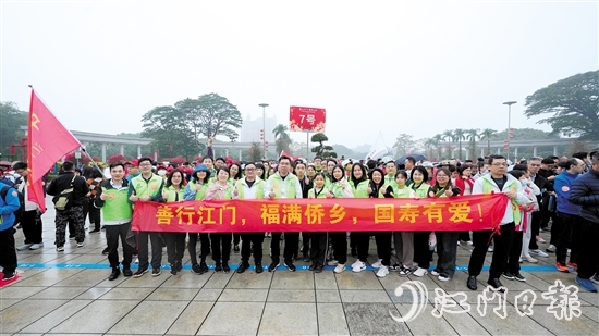 來自中國人壽江門分公司的60名志愿者代表身著統(tǒng)一服裝。