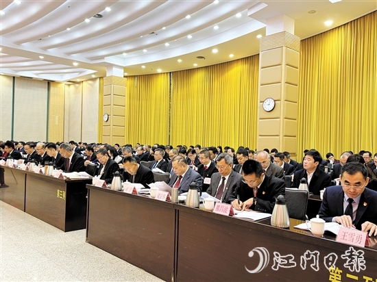 與會人員認(rèn)真審閱全會報告。