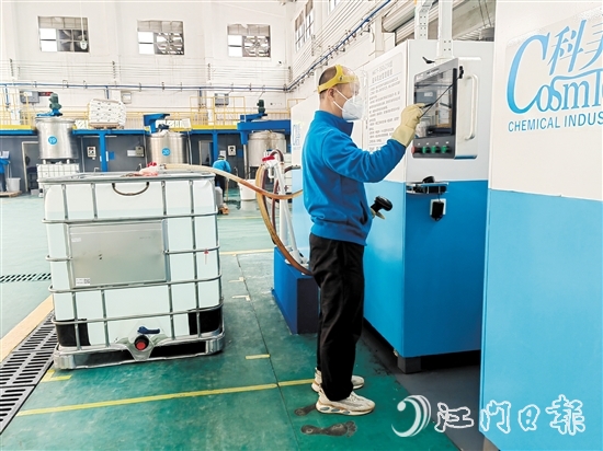 在臺山市科美化學工業(yè)有限公司生產(chǎn)車間內(nèi)，工人輕點電子屏幕，企業(yè)自主研發(fā)的表面劑自動化生產(chǎn)設(shè)備馬上啟動。