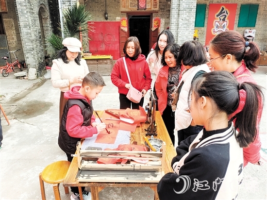 三合鎮(zhèn)三泉灣僑文化基地設(shè)置新春文化互動環(huán)節(jié)，豐富游客的游玩體驗。