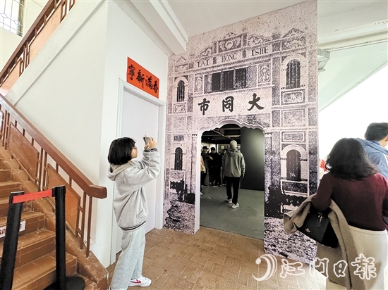 展覽精心設計了沉浸式照相館場景及重回學生時代“打卡”場景。