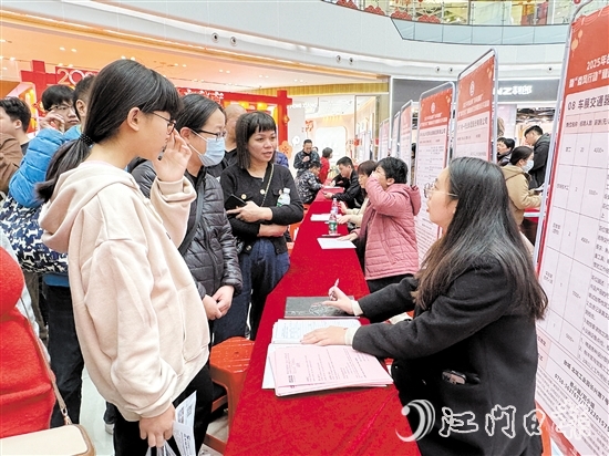 求職者熱情高漲，紛紛在各企業(yè)招聘攤位前駐足，詳細咨詢崗位信息。