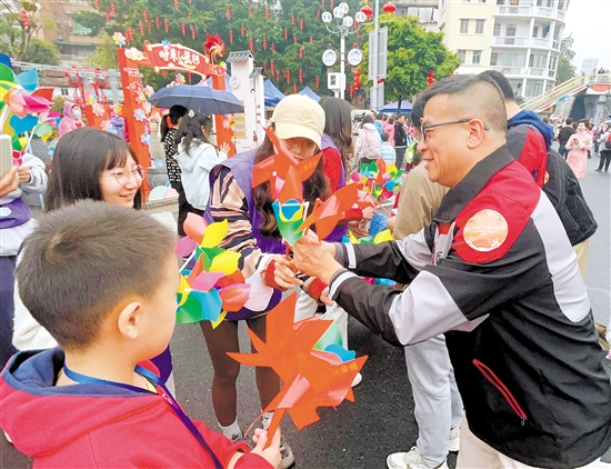 活動(dòng)現(xiàn)場(chǎng)，市民積極參與捐款、義賣(mài)等活動(dòng)，圖為市民在購(gòu)買(mǎi)豐泰小學(xué)師生制作的、用于義賣(mài)的風(fēng)車(chē)。