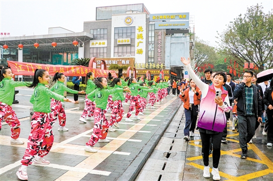 江門(mén)市少兒拉丁舞團(tuán)近30名小演員現(xiàn)場(chǎng)進(jìn)行拉丁舞串燒表演。劉淑君