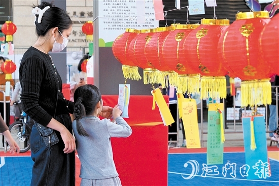 元宵節(jié)游園活動現(xiàn)場，240個火紅燈籠整齊排列，燈籠上懸掛著數(shù)張寫有謎面的紙條，吸引不少市民前來挑戰(zhàn)。