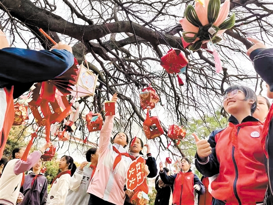 江門市怡福中學(xué)學(xué)生書寫新學(xué)期愿望，掛在校園內(nèi)的百年古樹上。