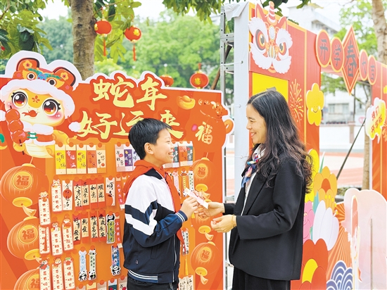 方寸之間，溫情無限。開平市僑園路小學(xué)給學(xué)生派發(fā)書簽。