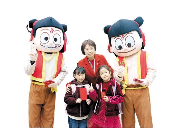 “哪吒”現(xiàn)身陳白沙小學(xué)，給學(xué)生帶來祝福。