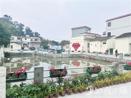 在基礎(chǔ)環(huán)境提升方面，北達村下了大力氣，帶來的新變化讓村民紛紛點贊。圖為村內(nèi)池塘。