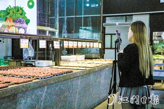 近年來，北達村延伸五洞牛肉街的發(fā)展鏈條，為村集體經(jīng)濟發(fā)展注入活力。圖為餐廳員工進行直播營銷活動。