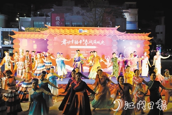 群眾舞蹈隊伍輪番登場，帶來民族舞、古典舞、秧歌等節(jié)目，表演精彩紛呈。