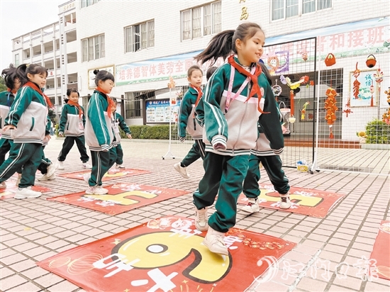 恩平市年樂學校學生一起做游戲，期待校園新生活。