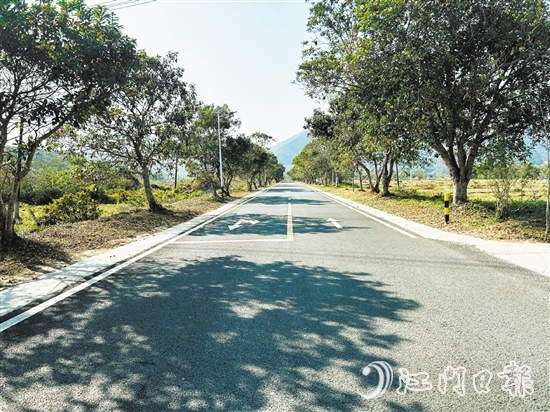那西村推進(jìn)道路的美化，方便村民出行。