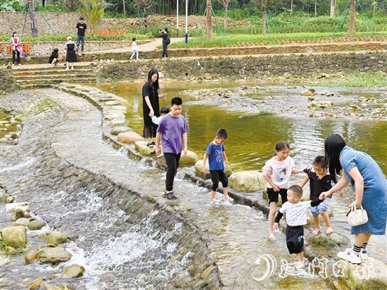 那西村十里河灘石谷景點(diǎn)吸引不少游客前來(lái)戲水游玩。