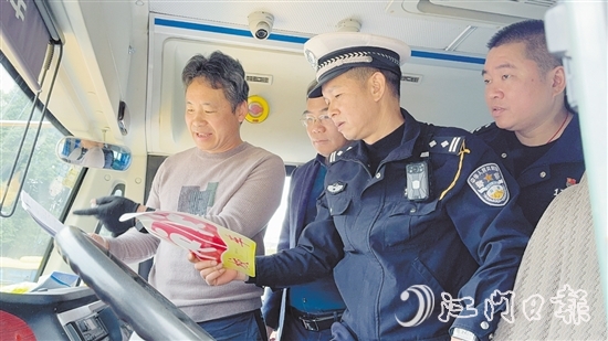 檢查組在校車檢查過程中與駕駛員解說安全駕駛校車的注意事項。