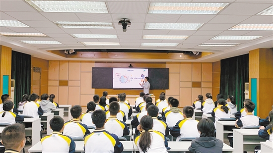 江門(mén)市疾控中心工作人員進(jìn)校園科普健康知識(shí)。