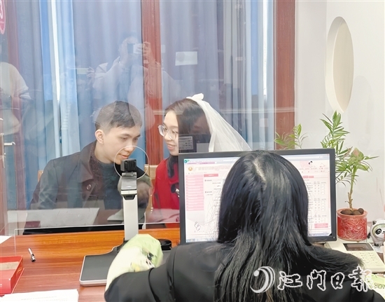 為滿足群眾跨區(qū)域婚姻登記的需求，開平市自2021年6月1日起實(shí)施婚姻登記“跨省通辦”。