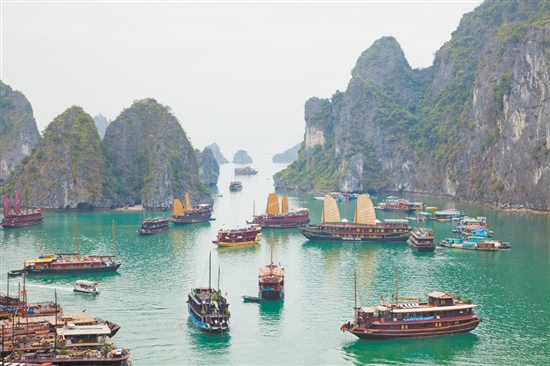下龍灣被稱為“海上桂林”。