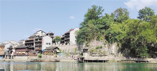 邊城茶峒群山環(huán)抱，城中有山，山中有城。