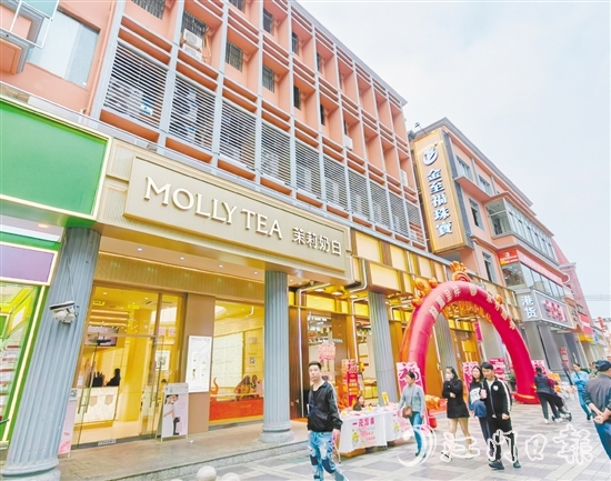 潮流品牌紛紛入駐銀信廣場，形成“老建筑+新業(yè)態(tài)”的格局，為商業(yè)體注入了全新活力。