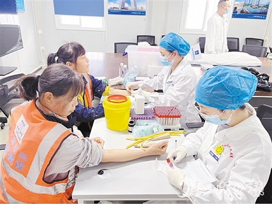 醫(yī)護人員為工友進行身體檢查。