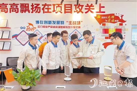 企業(yè)黨員職工帶頭開展研發(fā)攻堅(jiān)。