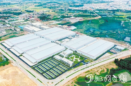 去年鶴山94個(gè)省市重點(diǎn)項(xiàng)目投資完成率達(dá)到132%，排名江門(mén)第二。圖為鶴山市隆基光伏科技有限公司。