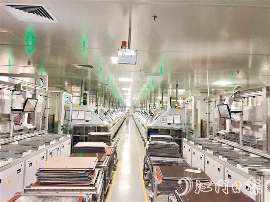 世運(yùn)電路今年第一季度生產(chǎn)訂單已經(jīng)排滿(mǎn)，企業(yè)生產(chǎn)車(chē)間機(jī)器轟鳴，生產(chǎn)線加速運(yùn)轉(zhuǎn)。
