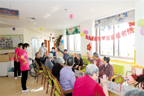 新會(huì)區(qū)養(yǎng)老中心舉辦活動(dòng)，豐富老年人生活。簡(jiǎn)家琳
