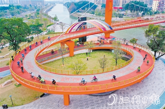 江海區(qū)城央綠廊四道貫通，適合騎行，圖為騎行車愛好者騎行在如意橋上。郭永樂