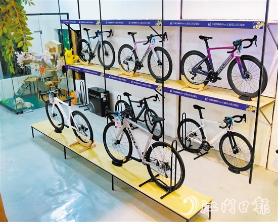 Plan.B自行車生活館內陳列著各式各樣的自行車。劉瓊