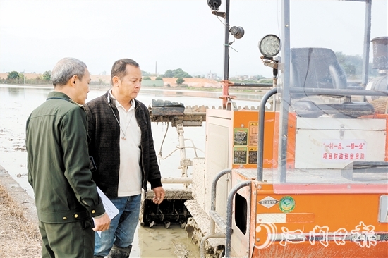 農(nóng)機安全監(jiān)理人員到田間地頭，對農(nóng)機進行安全檢查。