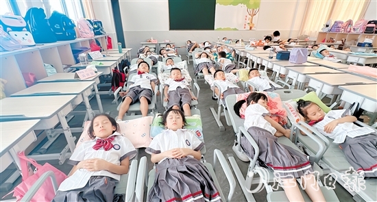 恩平全市共有“平躺睡”床位22905個(gè)，城區(qū)小學(xué)基本實(shí)現(xiàn)全覆蓋，學(xué)生們實(shí)現(xiàn)“躺睡自由”。